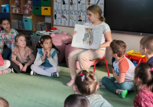 Uczniowie czytają przedszkolakom bajki
