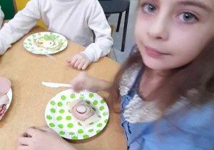 Yeva i Daryna prezentują swoje kanapki