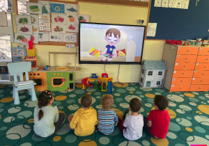 Dzieci oglądają film o zdrowym odżywianiu.