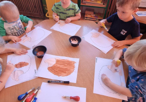 Dzieci malują jeże