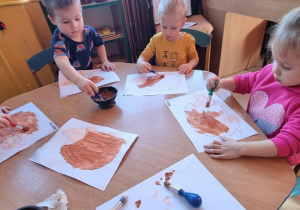 Dzieci malują jeże