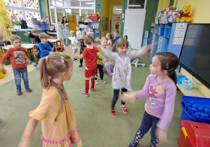 Dzieci pokazują ruchem różne czynności sportowe