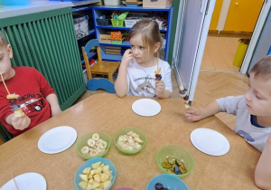 Mateusz, Oliwka i Antoś robią owocowe szaszłyki