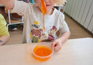 Gabrysia tworzy pomarańczowego "glutka"