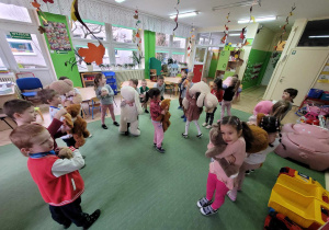 Dzieci świętują dzień pluszowego misia