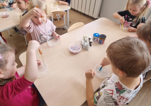 dzieci podczas prac przy stolikach