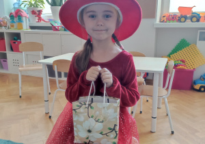 Solenizantka Marysia w urodzinowej czapce i słodkościami