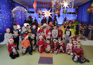 Dzieci ze świętym Mikołajem i prezentami