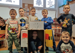 Dzieci ze wspólnie stworzonym robotem z odpadów