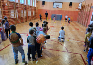 Dzieci biorą udział w zawodach sportowych