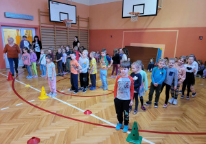 Dzieci biorą udział w zawodach sportowych