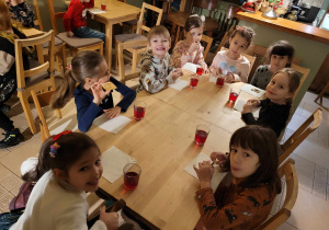 Dzieci w Baśniowej Kawiarence
