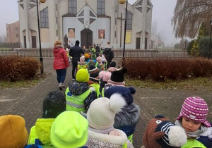Przedszkolaki zmierzają do kościoła