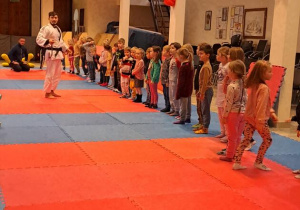 Przedszkolaki przygotowują się do zajęć judo