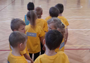dzieci w konkurencji sportowych