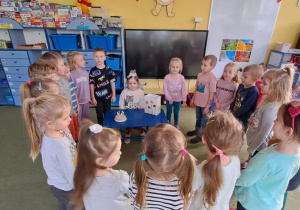Dzieci śpiewają Oliwce "Sto lat"