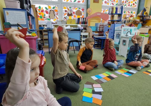 Dzieci podniosły karteczki w wymienionym przez nauczycielkę kolorze w języku hiszpańskim