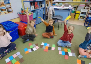Hania, Janek, Olaf, Lena i Filip podnieśli kartki w wymienionym przez nauczycielkę kolorze w języku hiszpańskim