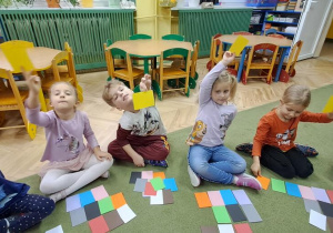 Misia, Klara, Gabryś, Oliwia, Remik i Hania podnieśli kartki w wymienionym przez nauczycielkę kolorze w języku hiszpańskim