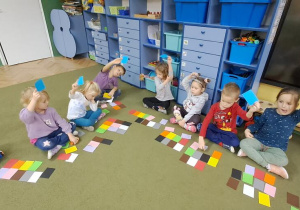 Pięciolatki podnoszą kartki w wymienionym przez nauczycielkę kolorze w języku hiszpańskim