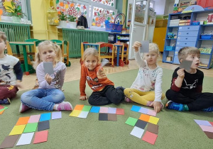 Gabryś, Oliwia, Remik, Hania i Mateusz podnieśli kartki w wymienionym przez nauczycielkę kolorze w języku hiszpańskim