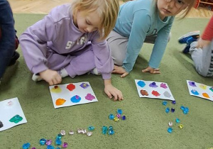 Gabrysia i Oliwia utrwalają kolory w języku hiszpańskim podczas zabawy w bingo