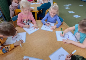 Filip, Hania, Nadia i Marysia rysują literę "S" na kartkach podczas piosenki "Sławek"