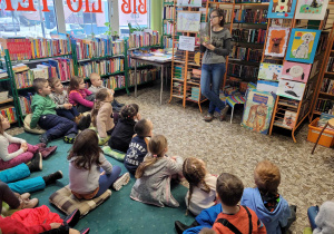 Dzieci wybrały się na wycieczkę do biblioteki