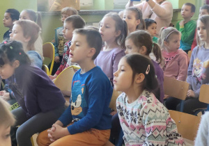 dzieci oglądają przedstawienie