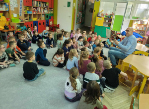 Pan Jarek z wydawnictwa MAC czyta dzieciom