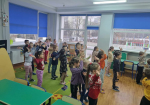 Dzieci uczestniczą w zajęciach w szkole