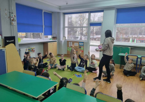 Dzieci uczestniczą w zajęciach w szkole