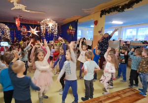 Dzieci tańczą do karnawałowej piosenki