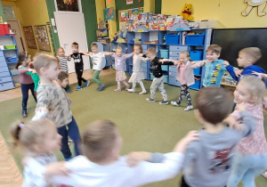 Dzieci bawią się przy piosence "Tańczymy labado"
