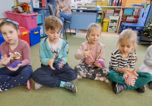 Dzieci w rytmie piosenki "Natalia" przerzucają woreczki z ręki do ręki