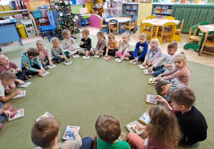 Dzieci wystukują palcami na książkach rytm piosenki pt. "Natalia"