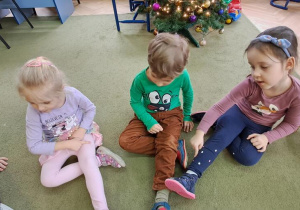Nadia, Olaf i Hania "rysują" litery "N" na nogach w rytmie piosenki "Natalia"