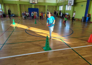 dzieci biorą udział w zawodach sportowych