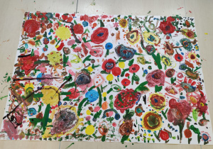 Praca pt "Pole kwiatów" stworzona przez przedszkolaki podczas warsztatów