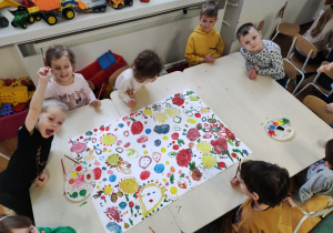 Dzieci z wykorzystaniem farb tworzą pracę palstyczą według konkretnych założeń artysty