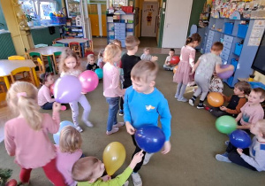 Dzieci zmieniają miejsca z balonami