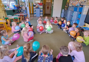 Dziewczynki witają się z dziećmi, wygrywając rytm na balonach