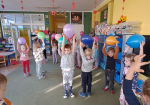 Dzieci z balonami nad głowami