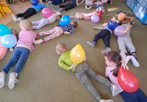 Dzieci z balonami na plecach