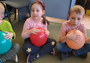 Filip, Hania, Janek wygrywają rytm piosenki "Bronisław" na balonach