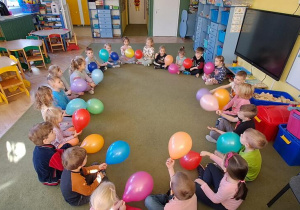Dzieci wygrywają rytm piosenki "Bronisław", uderzając balonami o podłogę