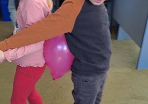 Hania i Olaf tańczą do piosenki "Bronisław", trzymając balon plecami