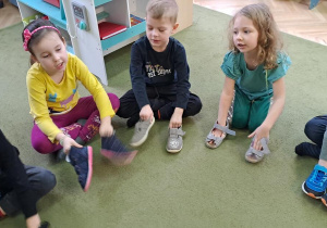 Puchatki wygrywają rytm piosenki "Bronisław", uderzając butami o podłogę