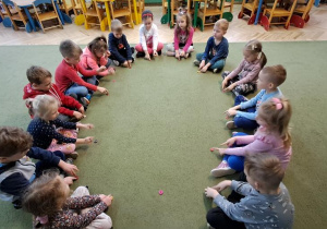 Dzieci wystukują rytm piosenki "Grzegorz" na guzikach