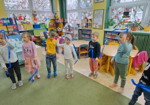 Dzieci poruszają wstążkami do piosenki "Weronika"